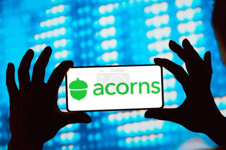 Foto de 4 de marzo de 2024, Brasil. En esta ilustración fotográfica, el logotipo de Acorns se muestra en la pantalla de un teléfono inteligente - Imagen libre de derechos
