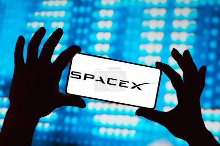 Téléchargez les photos : 5 mars 2024, Brésil. Dans cette illustration photo, le logo de Space Exploration Technologies Corp. (SpaceX) est affiché sur un écran de smartphone. - en image libre de droit