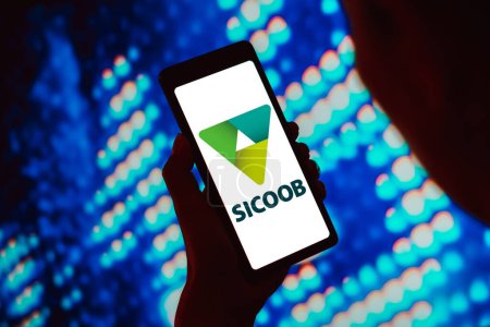 Foto de 6 de marzo de 2024, Brasil. En esta ilustración fotográfica, el logotipo de Sicoob se muestra en la pantalla de un teléfono inteligente - Imagen libre de derechos