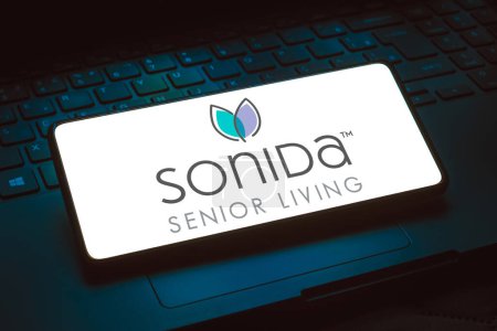 Téléchargez les photos : 11 mars 2024, Brésil. Dans cette illustration photo, le logo Sonida Senior Living est affiché sur un écran de smartphone. - en image libre de droit
