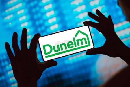 Foto de 12 de marzo de 2024, Brasil. En esta ilustración fotográfica, el logotipo de Dunelm Group se muestra en la pantalla de un teléfono inteligente - Imagen libre de derechos