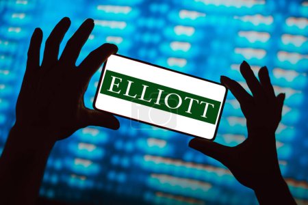 Foto de 12 de marzo de 2024, Brasil. En esta ilustración fotográfica, el logotipo de Elliott Management Corporation se muestra en la pantalla de un teléfono inteligente - Imagen libre de derechos