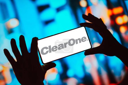 Foto de 12 de marzo de 2024, Brasil. En esta ilustración fotográfica, el logotipo de ClearOne, Inc. se muestra en la pantalla de un teléfono inteligente - Imagen libre de derechos