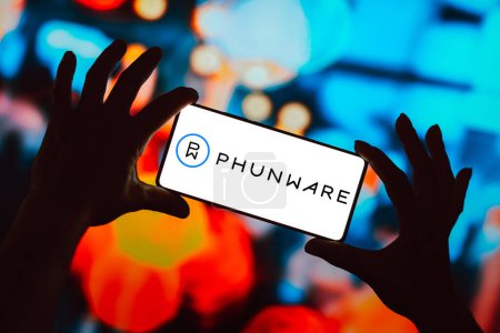 Foto de 15 de marzo de 2024, Brasil. En esta ilustración fotográfica, el logotipo de Phunware, Inc. se muestra en la pantalla de un teléfono inteligente - Imagen libre de derechos