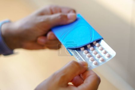 Foto de 16 de marzo de 2024, Brasil. Una mujer sostiene su píldora anticonceptiva. El medicamento es una píldora que contiene una combinación de hormonas, generalmente estrógeno sintético y progesterona, que inhiben la ovulación. - Imagen libre de derechos