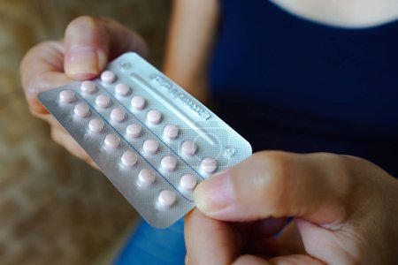 Foto de 16 de marzo de 2024, Brasil. Una mujer sostiene su píldora anticonceptiva. La primera píldora anticonceptiva de venta libre estará disponible en las tiendas estadounidenses a finales de marzo de 2024. - Imagen libre de derechos