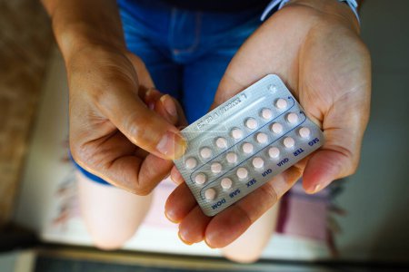 Téléchargez les photos : 16 mars 2024, Brésil. Une femme tient sa pilule contraceptive. La première pilule contraceptive en vente libre sera disponible dans les magasins américains à la fin mars 2024. - en image libre de droit