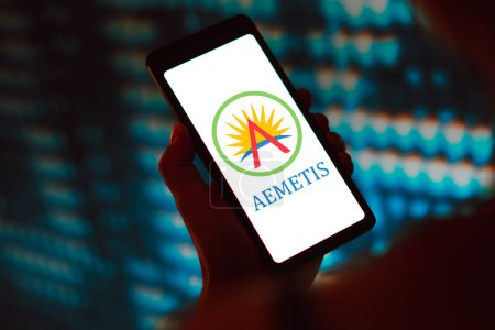 Foto de 22 de marzo de 2024, Brasil. En esta ilustración fotográfica, el logotipo de Aemetis, Inc. se muestra en la pantalla de un teléfono inteligente - Imagen libre de derechos