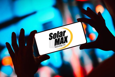 Foto de 22 de marzo de 2024, Brasil. En esta ilustración fotográfica, el logotipo de Solarmax Technology se muestra en la pantalla de un teléfono inteligente - Imagen libre de derechos