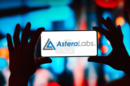 Foto de 22 de marzo de 2024, Brasil. En esta ilustración fotográfica, el logotipo de Astera Labs, Inc. se muestra en la pantalla de un teléfono inteligente - Imagen libre de derechos