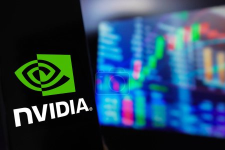 Foto de 22 de marzo de 2024, Brasil. En esta ilustración fotográfica, el logotipo de Nvidia Corporation se muestra en una pantalla de teléfono inteligente, con una representación gráfica del mercado de valores en el fondo - Imagen libre de derechos