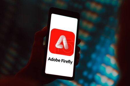 Foto de 25 de marzo de 2024, Brasil. En esta ilustración fotográfica, el logotipo de Adobe Firefly se muestra en la pantalla de un teléfono inteligente - Imagen libre de derechos