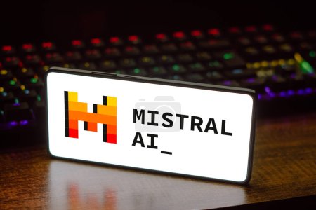 Foto de 25 de marzo de 2024, Brasil. En esta ilustración fotográfica, el logotipo de Mistral AI se muestra en la pantalla de un teléfono inteligente - Imagen libre de derechos