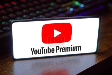 Foto de 25 de marzo de 2024, Brasil. En esta ilustración fotográfica, el logotipo de YouTube Premium se muestra en la pantalla de un teléfono inteligente - Imagen libre de derechos