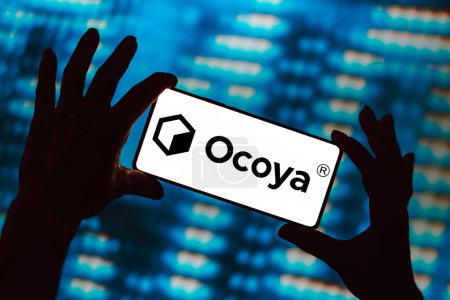 Foto de 28 de marzo de 2024, Brasil. En esta ilustración fotográfica, el logotipo de Ocoya AI se muestra en la pantalla de un teléfono inteligente - Imagen libre de derechos