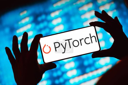 Foto de 29 de marzo de 2024, Brasil. En esta ilustración fotográfica, el logotipo de PyTorch se muestra en la pantalla de un teléfono inteligente - Imagen libre de derechos
