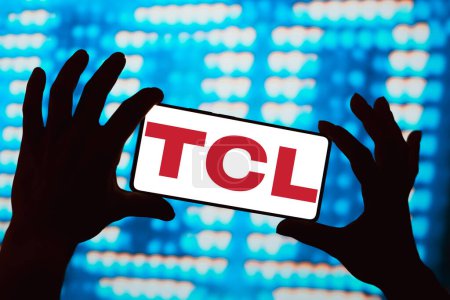 Téléchargez les photos : 1er avril 2024, Brésil. Dans cette illustration photo, le logo de TCL Corporation est affiché sur un écran de smartphone - en image libre de droit