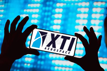 Foto de 2 de abril de 2024, Brasil. En esta ilustración fotográfica, el logotipo de XTI Aerospace, Inc. se muestra en una pantalla de teléfono inteligente - Imagen libre de derechos