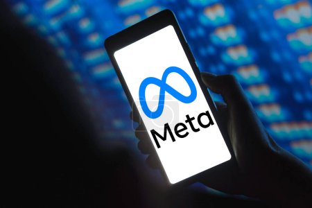 Foto de 2 de abril de 2024, Brasil. En esta ilustración fotográfica, el logotipo de Meta Platforms, Inc. se muestra en la pantalla de un teléfono inteligente - Imagen libre de derechos