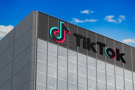 Foto de 5 de abril de 2024, Brasil. En esta foto ilustración en 3D el logotipo de TikTok visto en la parte superior del edificio de vidrio - Imagen libre de derechos
