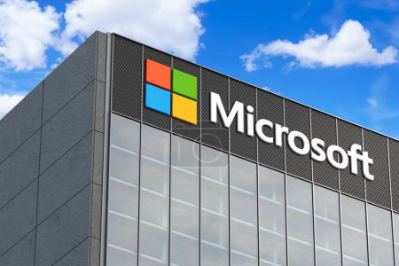 Foto de 5 de abril de 2024, Brasil. En esta foto ilustración en 3D el logotipo de Microsoft visto en la parte superior del edificio de vidrio - Imagen libre de derechos