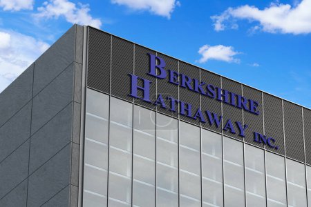 Foto de 6 de abril de 2024, Brasil. En esta foto ilustración en 3D el logotipo de Berkshire Hathaway visto en la parte superior del edificio de vidrio - Imagen libre de derechos