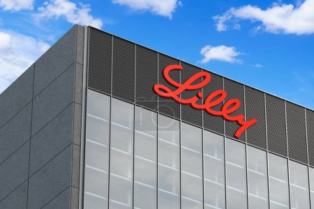 Foto de 6 de abril de 2024, Brasil. En esta foto ilustración en 3D el logotipo de Lilly visto en la parte superior del edificio de vidrio - Imagen libre de derechos