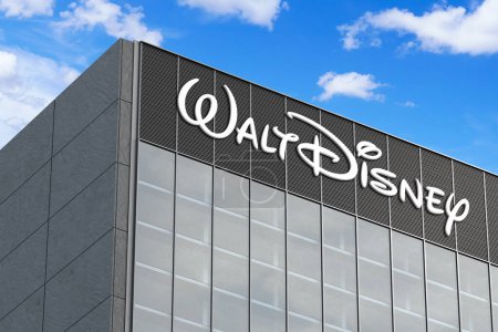 Foto de 6 de abril de 2024, Brasil. En esta foto ilustración en 3D el logotipo de Walt Disney visto en la parte superior del edificio de vidrio - Imagen libre de derechos