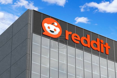 Foto de 6 de abril de 2024, Brasil. En esta foto ilustración en 3D el logotipo de Reddit visto en la parte superior del edificio de vidrio - Imagen libre de derechos