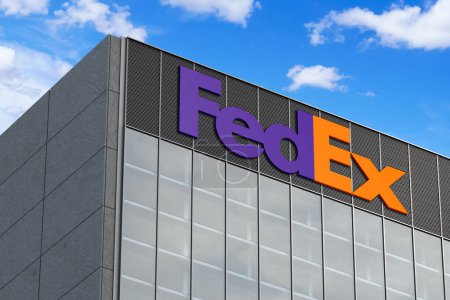 Foto de 6 de abril de 2024, Brasil. En esta foto ilustración en 3D el logotipo de FedEx Corporation visto en la parte superior del edificio de vidrio - Imagen libre de derechos