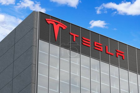 Foto de 6 de abril de 2024, Brasil. En esta ilustración de la foto en 3D el logotipo de Tesla, Inc. visto encima del edificio de cristal - Imagen libre de derechos