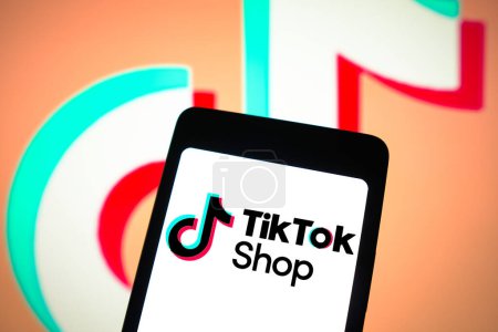 Téléchargez les photos : 5 avril 2024, Brésil. Dans cette illustration photo, le logo TikTok Shop est affiché sur un écran de smartphone et en arrière-plan - en image libre de droit