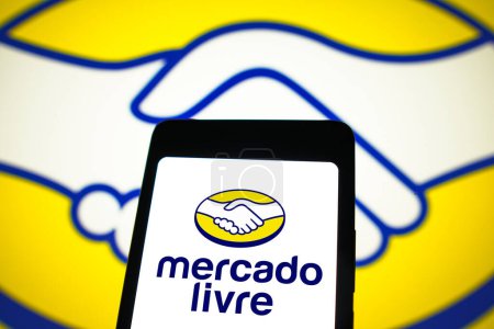 Téléchargez les photos : 5 avril 2024, Brésil. Dans cette illustration photo, le logo Mercado Livre est affiché sur un écran de smartphone et en arrière-plan - en image libre de droit