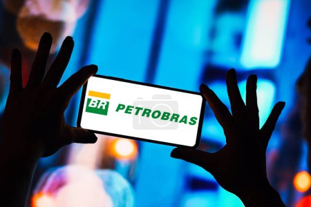 Foto de 8 de abril de 2024, Brasil. En esta ilustración fotográfica, el logotipo de Petrobras se muestra en la pantalla de un teléfono inteligente - Imagen libre de derechos