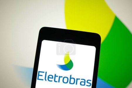 Téléchargez les photos : 8 avril 2024, Brésil. Dans cette illustration photo, le logo Eletrobras est affiché sur un écran de smartphone et en arrière-plan - en image libre de droit