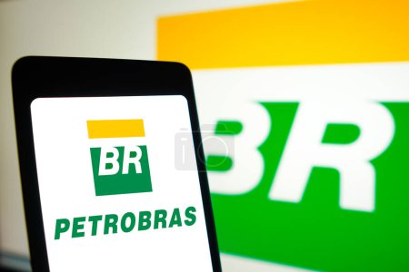 Téléchargez les photos : 8 avril 2024, Brésil. Dans cette illustration photo, le logo Petrobras est affiché sur un écran de smartphone et en arrière-plan - en image libre de droit