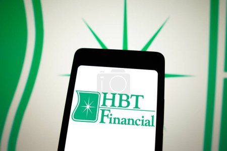 Téléchargez les photos : 9 avril 2024, Brésil. Dans cette illustration photo, le logo HBT Financial est affiché sur un écran de smartphone et en arrière-plan. - en image libre de droit
