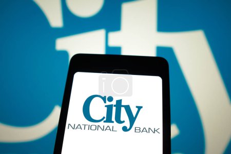 Téléchargez les photos : 9 avril 2024, Brésil. Dans cette illustration photo, le logo de la City National Bank est affiché sur un écran de smartphone et en arrière-plan. - en image libre de droit
