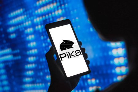 Foto de 12 de abril de 2024, Brasil. En esta ilustración fotográfica, el logotipo de Pika se muestra en la pantalla de un teléfono inteligente - Imagen libre de derechos