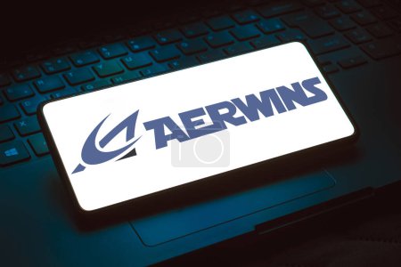 Foto de 13 de abril de 2024, Brasil. En esta ilustración fotográfica, el logotipo de AERWINS Technologies se muestra en la pantalla de un smartphone - Imagen libre de derechos
