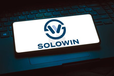 Foto de 13 de abril de 2024, Brasil. En esta ilustración fotográfica, el logotipo de Solowin Holdings se muestra en la pantalla de un teléfono inteligente - Imagen libre de derechos
