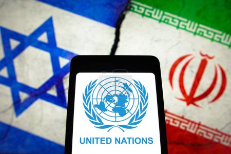 Téléchargez les photos : 14 avril 2024, Brésil. Dans cette illustration photo, le logo des Nations Unies est affiché sur un écran de smartphone et les drapeaux d'Israël et d'Iran en arrière-plan - en image libre de droit