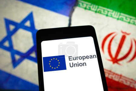 Téléchargez les photos : 14 avril 2024, Brésil. Dans cette illustration photo, le logo de l'Union européenne (UE) est affiché sur un écran de smartphone et les drapeaux d'Israël et d'Iran en arrière-plan - en image libre de droit