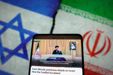 Foto de 14 de abril de 2024, Brasil. En esta ilustración fotográfica, el ayatolá Seyed Ali Khamenei, Líder Supremo de Irán, aparece hablando de la guerra entre Irán e Israel, en un video del Wall Street Journal - Imagen libre de derechos