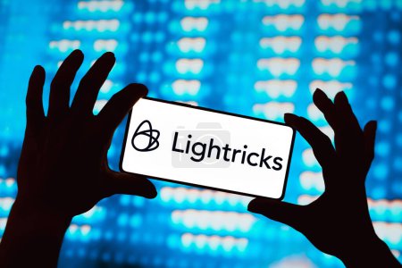 Foto de 15 de abril de 2024, Brasil. En esta ilustración fotográfica, el logotipo de Lightricks se muestra en la pantalla de un teléfono inteligente - Imagen libre de derechos