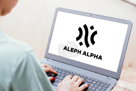 Foto de 15 de abril de 2024, Brasil. En esta ilustración fotográfica, el logotipo de Aleph Alpha se muestra en la pantalla de un ordenador portátil - Imagen libre de derechos