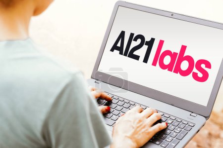 Foto de 15 de abril de 2024, Brasil. En esta ilustración fotográfica, el logotipo de AI21 Labs se muestra en la pantalla de un ordenador portátil - Imagen libre de derechos