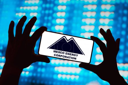 Foto de 16 de abril de 2024, Brasil. En esta ilustración fotográfica, el logotipo de Mexco Energy Corporation se muestra en la pantalla de un teléfono inteligente - Imagen libre de derechos
