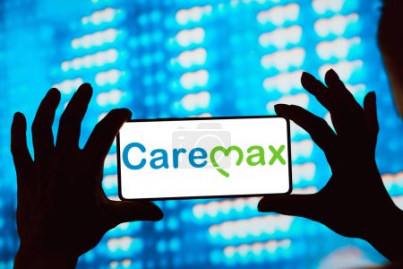 Foto de 16 de abril de 2024, Brasil. En esta ilustración fotográfica, el logotipo de CareMax se muestra en la pantalla de un teléfono inteligente - Imagen libre de derechos