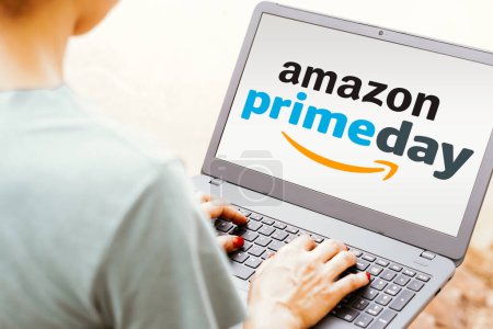 Foto de 16 de abril de 2024, Brasil. En esta ilustración de la foto, el logotipo de Amazon Prime Day se muestra en una pantalla del ordenador portátil - Imagen libre de derechos